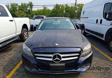 2017 Mercedes-Benz C 300 4Matic z USA, uszkodzony, nr VIN 55SWF4KBXHU216920